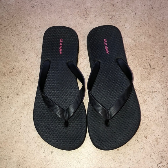 black old navy flip flops